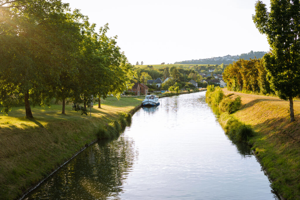 Peniche sur le canal latéral à la Loire