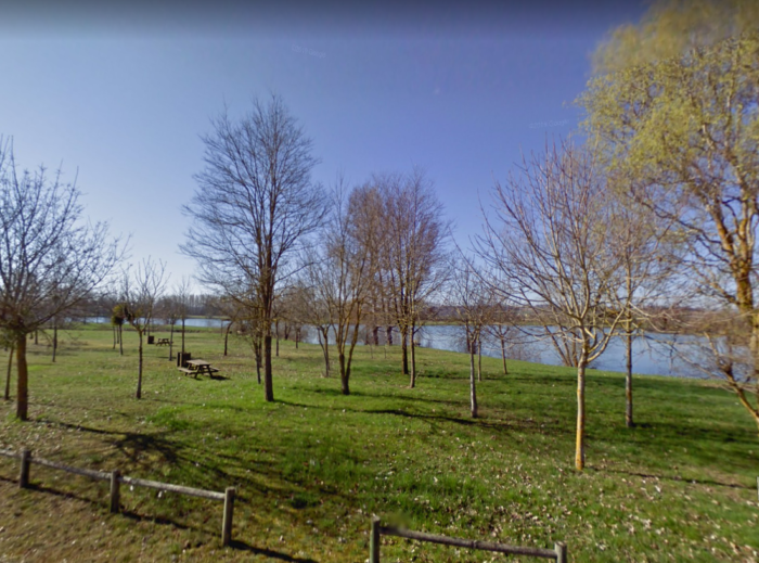 Aire-de-pique-nique-du-plan-d-eau-des-Genievres—Belleville-sur-Loire