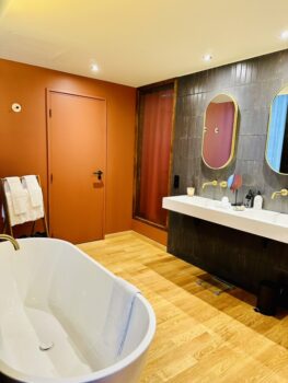 02 Suite La Cuvée Bathroom